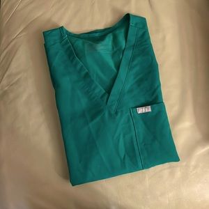 FIGS Catarina One-Pocket Scrub Top in Hunter Green, Size M